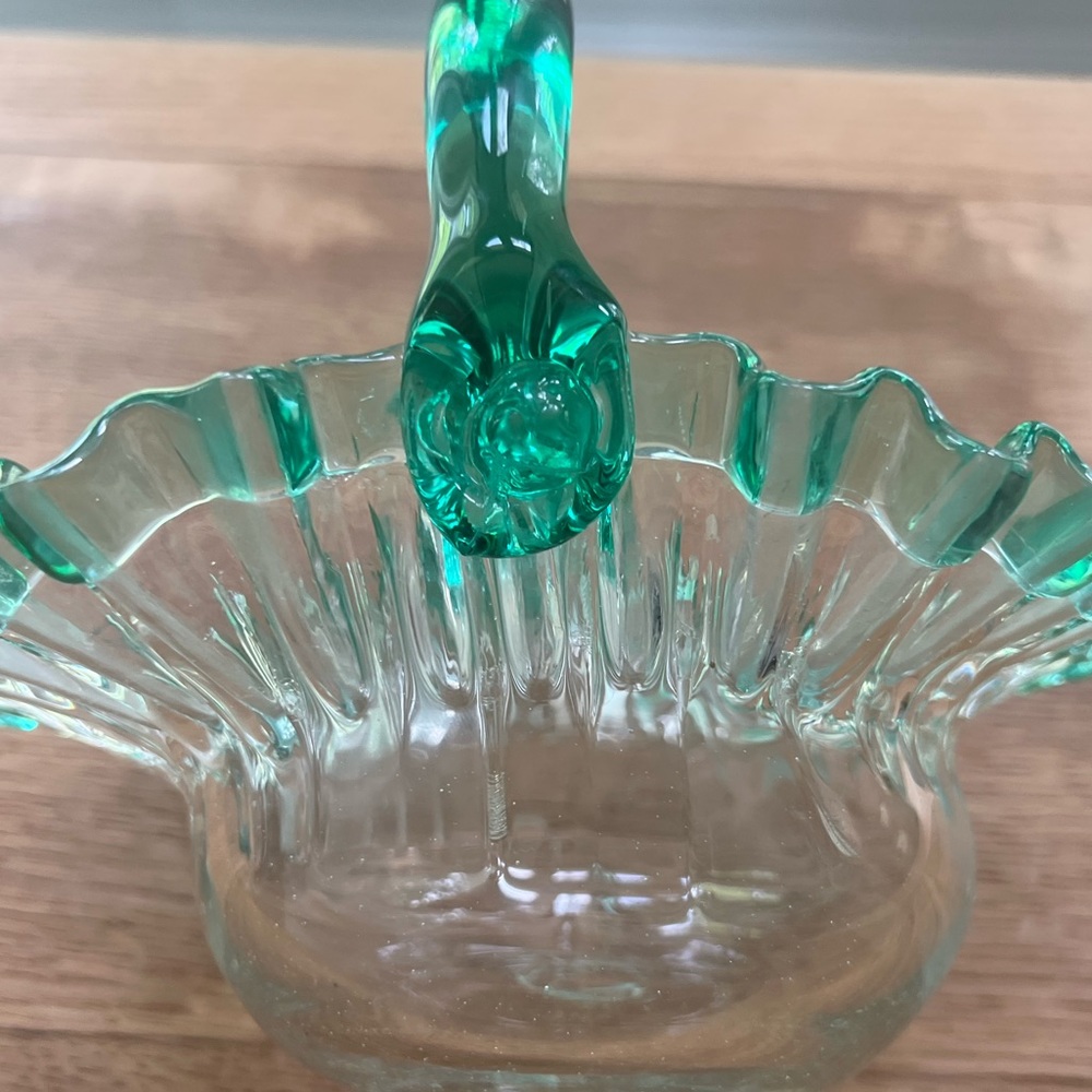 Glass ruffle mini basket